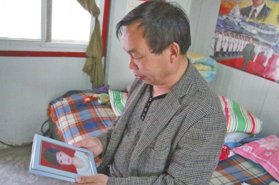 　每次想起自己3歲小孫女的無(wú)辜離世，老高都深深地悔恨自己交友不慎