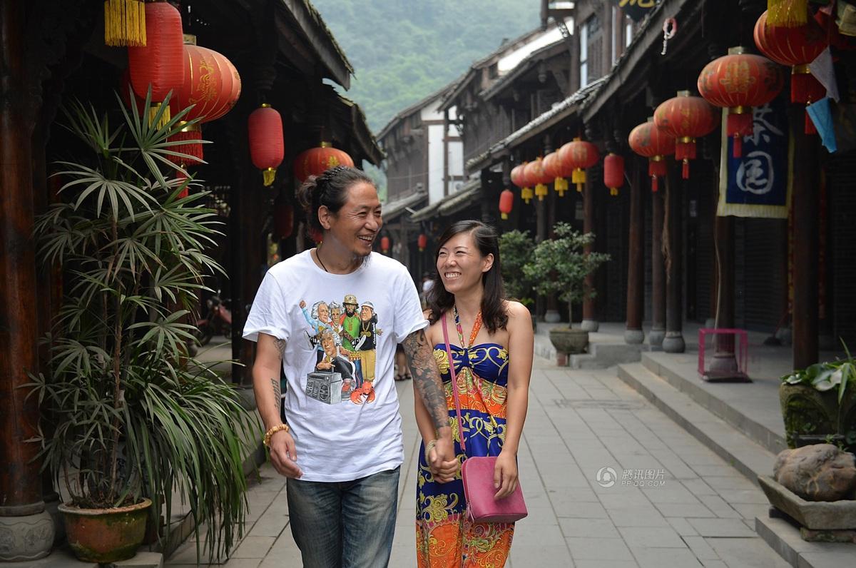 圖為7月20日，顧少強和老公于夫在成都街子古鎮(zhèn)，兩人剛于7月6日登記結(jié)婚。王勤/CFP