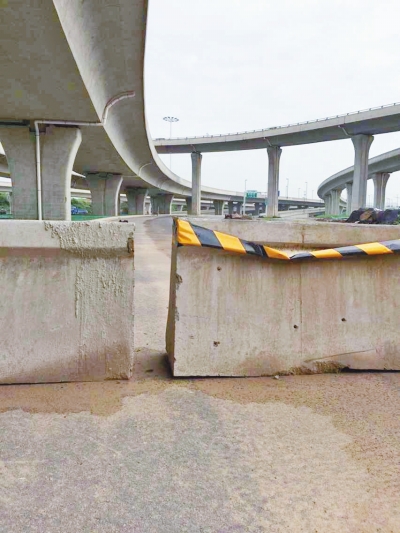 京廣快速路北延地面道路北三環(huán)入口處，一排石墩擋道，不讓入內。