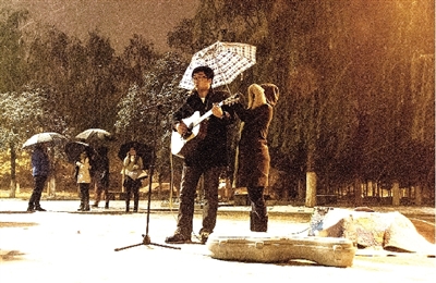 雪夜鄭大新校區(qū)的這一幕是不是也溫暖了你？