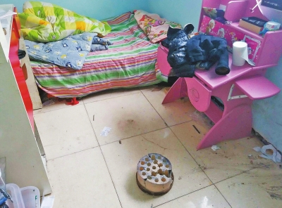 在理發(fā)店死者居住的臥室內(nèi)，地上放有一個(gè)大煤球。