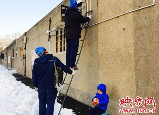 5歲娃冰天雪地睡著。
