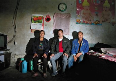 10月18日，自鋸病腿的鄭艷良所在的保定市清苑縣東臧村，有多家農(nóng)戶大病難醫(yī)，村民王新建（中）得了白血