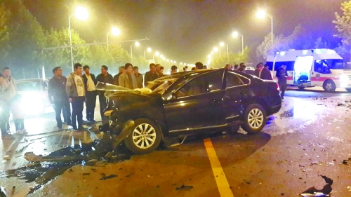 車禍發(fā)生在鄭開大道路中央雙黃線附近,現(xiàn)場狀況慘烈。