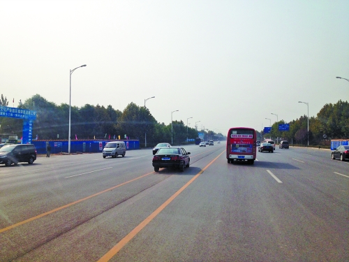 鄭開大道上隨處可見車輛駛入雙黃線超車,很危險。