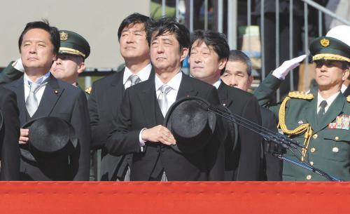 　27日上午，日本首相安倍晉三在琦玉縣的自衛(wèi)隊(duì)朝霞訓(xùn)練場(chǎng)出席陸上自衛(wèi)隊(duì)年度閱兵式