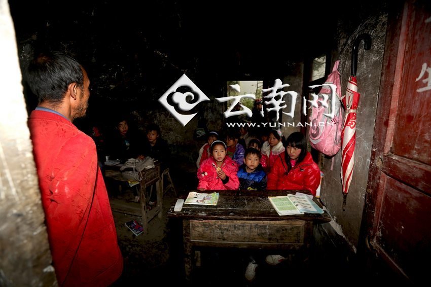 小學(xué)里只有兩個(gè)班，大點(diǎn)的孩子無法升入高年級(jí)，只得從一年級(jí)再讀起，就像復(fù)讀機(jī)。