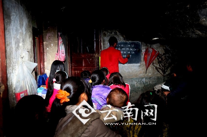由于受到當(dāng)?shù)厝似缫?，大鍋圈的孩子們沒有外出求學(xué)的機(jī)會(huì)，只能在這樣的簡(jiǎn)易房里學(xué)習(xí)