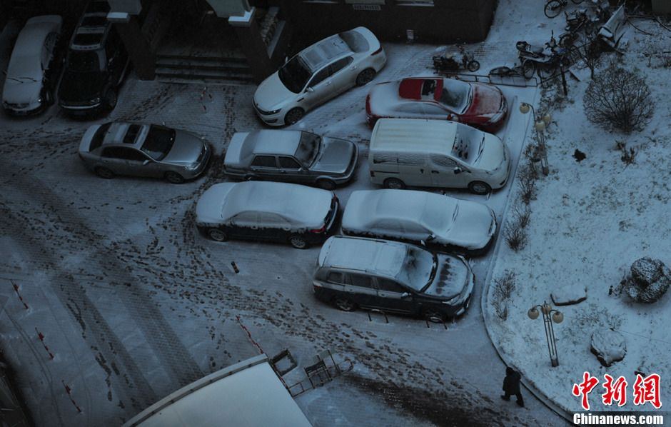 11月18日，沈陽街頭車輛被積雪覆蓋。
