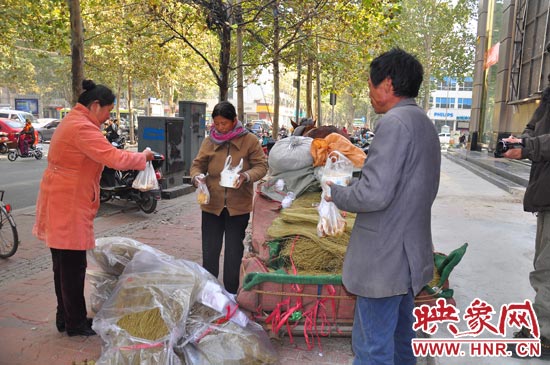 在賣粉條的時(shí)候,還有市民給他們送飯。