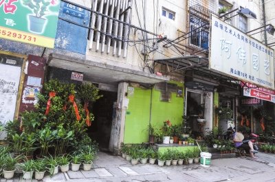 今年8月，當(dāng)年于英生妻子被殺案發(fā)生地——蚌埠市南山路一處臨街一樓的三室一廳——目前已經(jīng)成為一個(gè)花店。