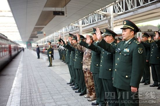 全國(guó)抗震救災(zāi)模范王凱率13集團(tuán)軍常委為退伍老兵送行。