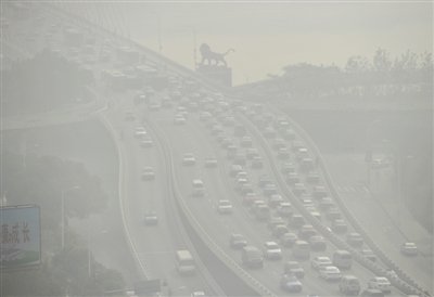 昨日，南昌市八一大橋被霧霾籠罩。 新華社發(fā)