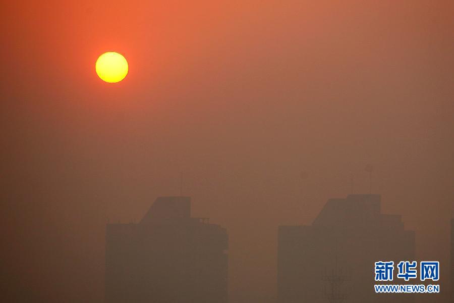 這是12月2日清晨拍攝的霧霾籠罩的江蘇省揚州市景觀。