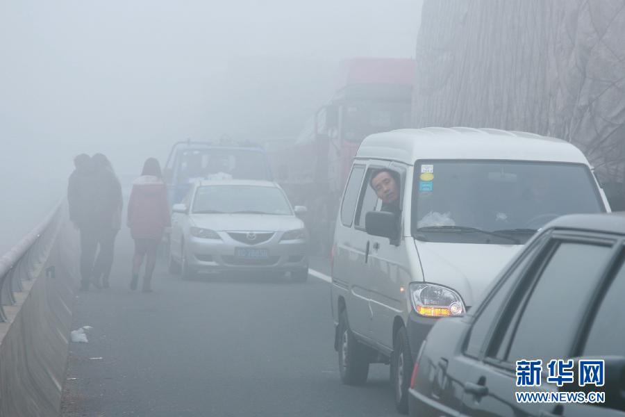 12月4日，滬陜高速揚州段大量車輛滯留。