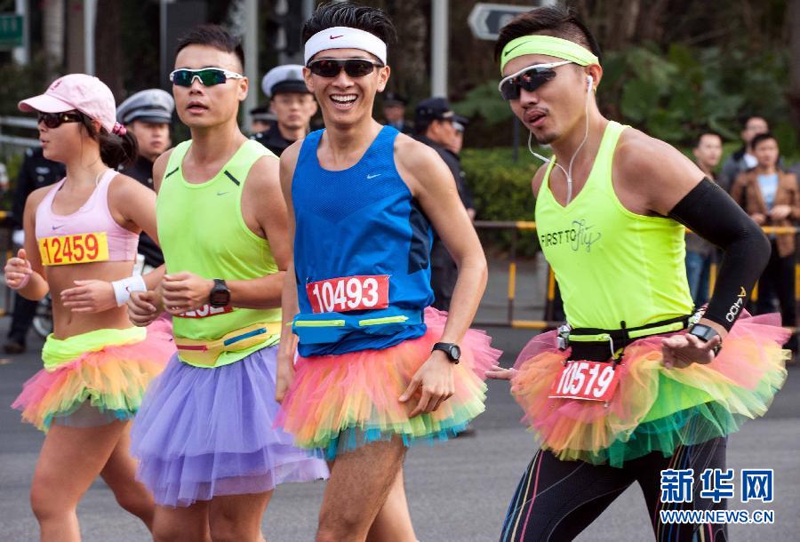 12月8日，三名男選手身著“蓬蓬裙”參加比賽。