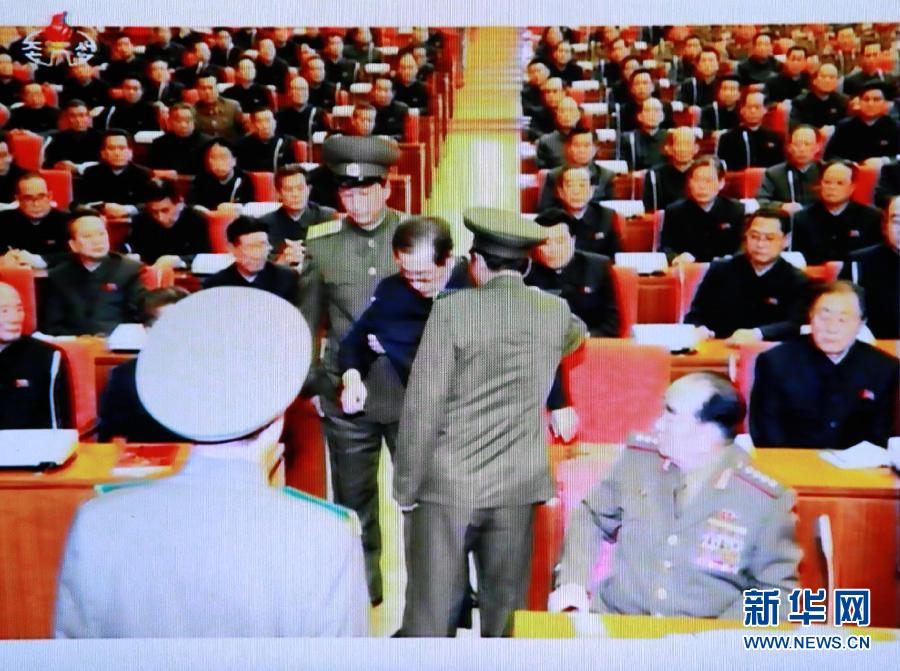 張成澤在12月8日勞動(dòng)黨中央政治局?jǐn)U大會(huì)議現(xiàn)場(chǎng)被帶走。
