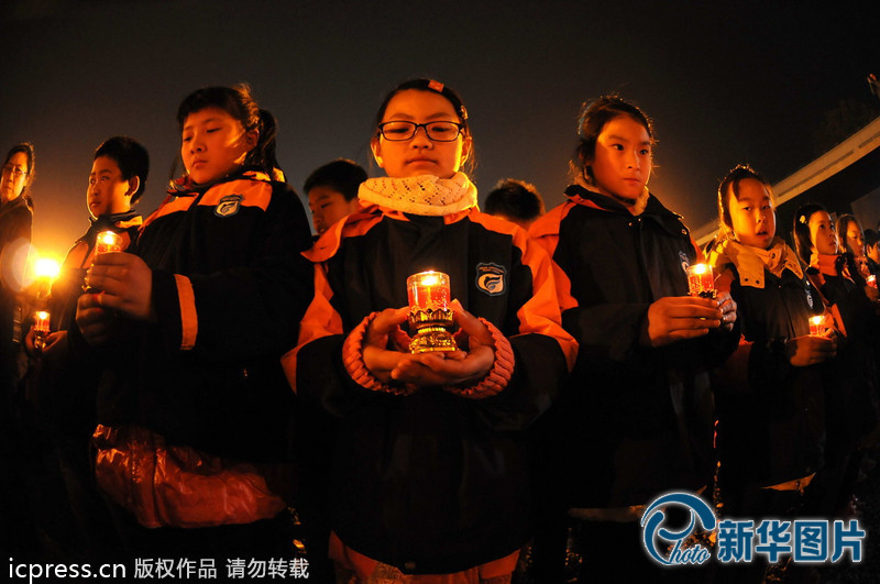 “為南京大屠殺遇難者守靈儀式暨和平燭光祭”活動(dòng)在侵華日軍南京大屠殺遇難同胞紀(jì)念館祭場(chǎng)舉行。