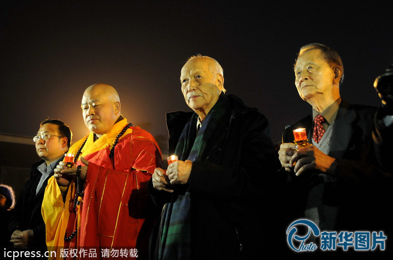 “為南京大屠殺遇難者守靈儀式暨和平燭光祭”活動(dòng)在侵華日軍南京大屠殺遇難同胞紀(jì)念館祭場(chǎng)舉行。