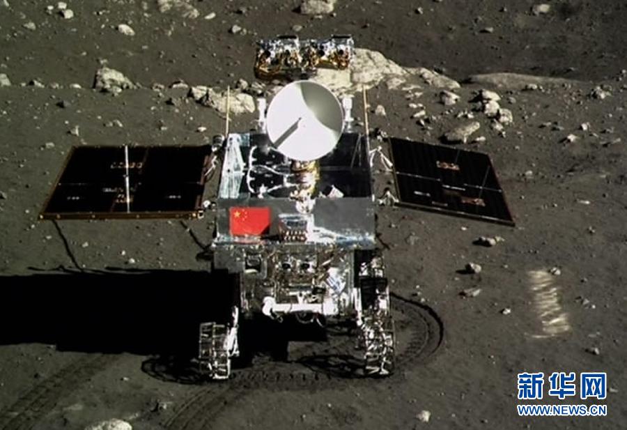 這是北京飛控中心大屏幕上顯示嫦娥三號著陸器上的相機拍攝的“玉兔”號月球車。