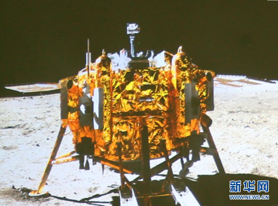 這是北京飛控中心大屏幕上顯示“玉兔”號月球車上的全景相機拍攝的嫦娥三號著陸器照片。