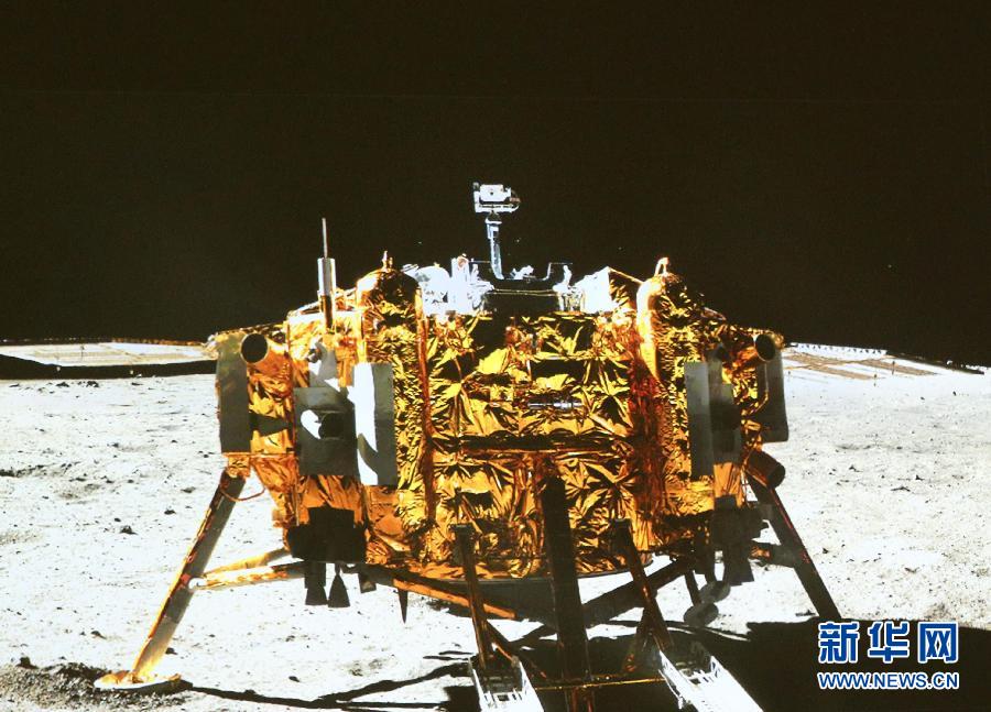 這是北京飛控中心大屏幕上顯示“玉兔”號月球車上的全景相機拍攝的嫦娥三號著陸器照片。