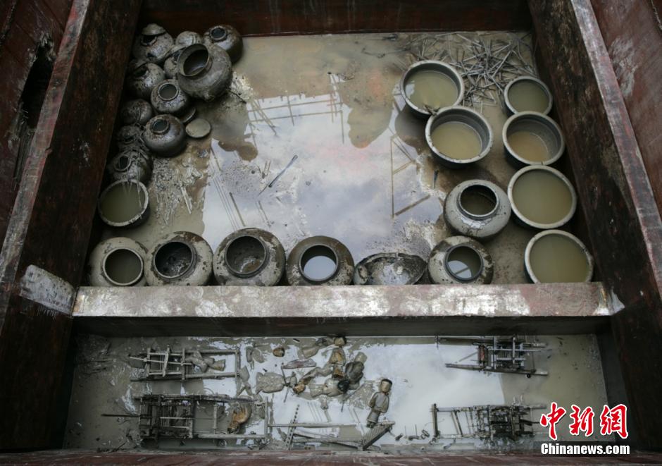 圖為漢墓群發(fā)掘現(xiàn)場出土了大量珍貴文物。