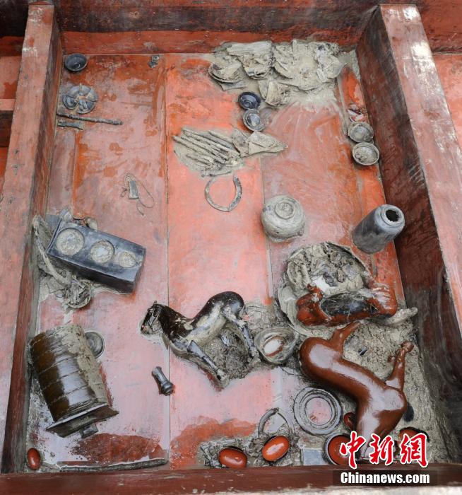 圖為出土漆器240余件，器形有耳杯、奩、幾、盤、盒、俑、馬等。