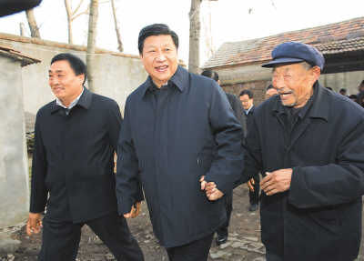 11月25日，習(xí)近平在地處沂蒙老區(qū)的臨沭縣曹莊鎮(zhèn)朱村，親切地拉著83歲的“老支前”王克昌的手。