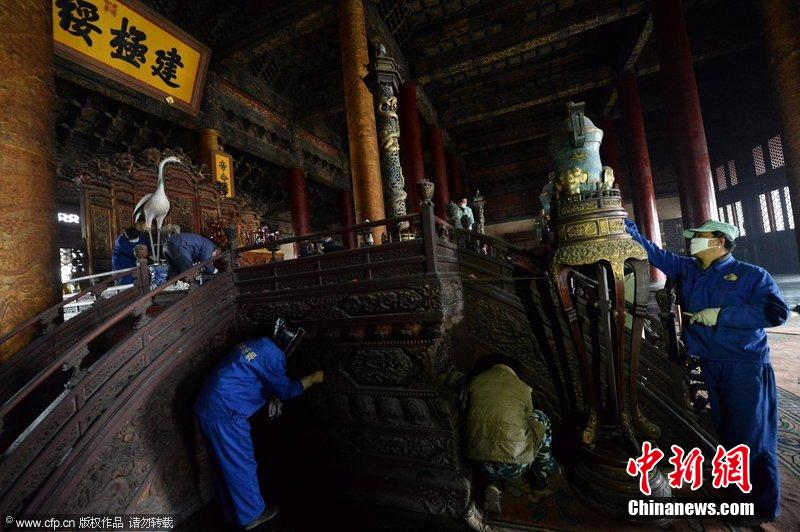 圖為工作人員正在故宮太和殿內(nèi)進(jìn)行整體清潔工作。