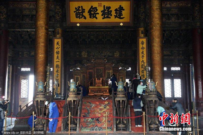 圖為工作人員使用軟毛刷除塵。