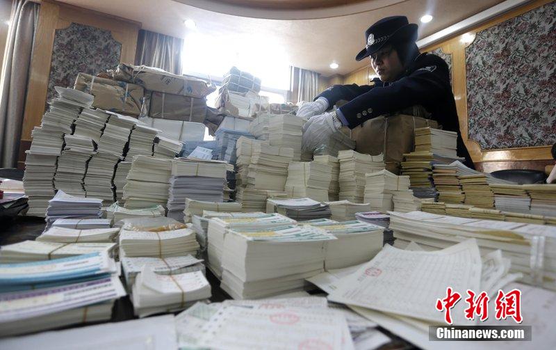 湖北省武漢市，民警清點大量非法制作的成品，半成品假票和制假工具。