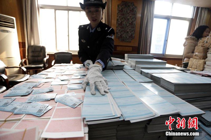 湖北省武漢市，民警清點大量非法制作的成品，半成品假票和制假工具。