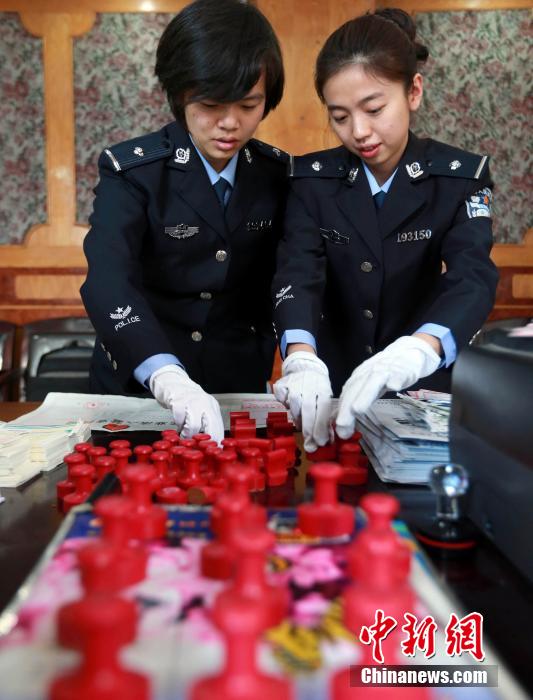 圖為清點查獲大量假火車票和制販工具。