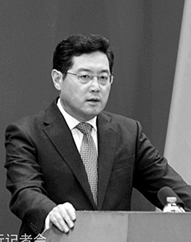 23日，秦剛在外交部例行記者會上。