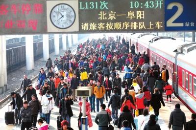 昨天，由北京開出的列車途經(jīng)安徽亳州火車站，大量旅客回到家鄉(xiāng)