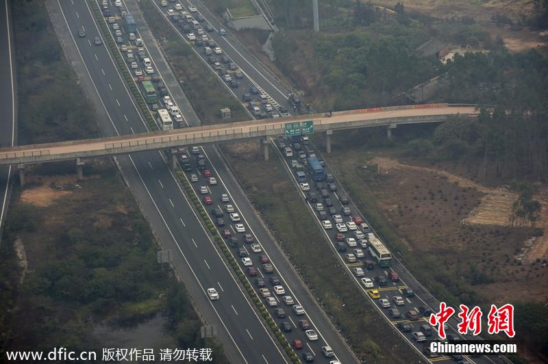 航拍春運(yùn)路況 廣河長(zhǎng)深高速交界車隊(duì)綿延幾公里