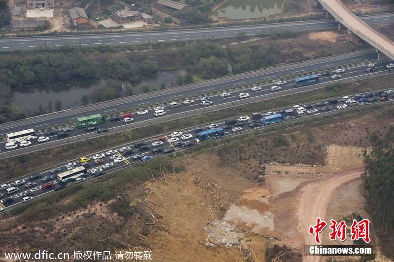 航拍春運(yùn)路況 廣河長(zhǎng)深高速交界車隊(duì)綿延幾公里
