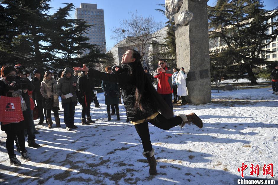 圖為來(lái)自東北的表演系考生雪地秀才藝。