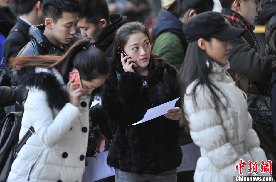 圖為表演系考生走出考場(chǎng)。