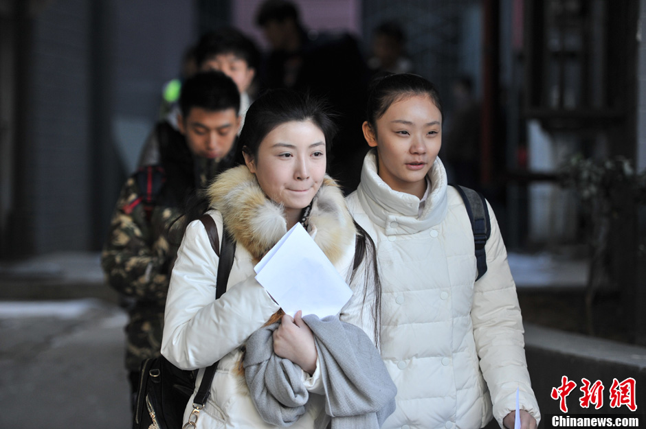 圖為表演系考生走出考場(chǎng)。