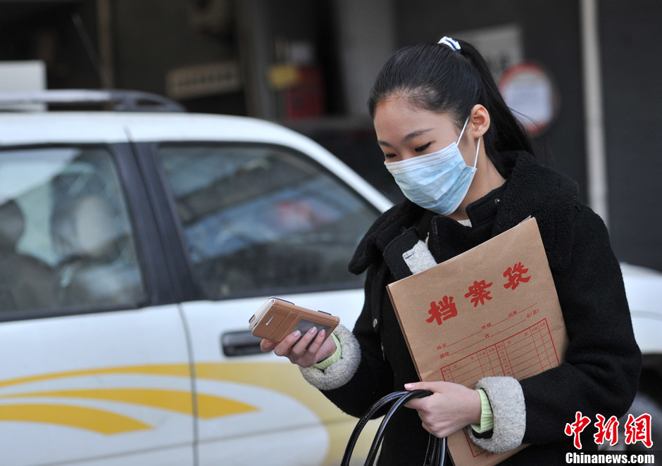 圖為表演系考生走出考場(chǎng)。