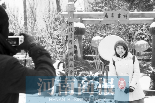 紫荊山公園里布置喜慶，引來(lái)不少游客合影留念。記者 楊東華/攝
