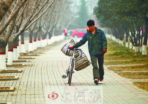 走在校園的小路上，帥氣的單車是我同伴，鼓鼓的行囊盛不下父母深深的惦念。
