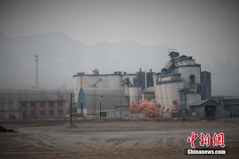 　2014年2月17日，石家莊市再次啟動(dòng)壓減水泥過(guò)剩產(chǎn)能、治理大氣污染水泥企業(yè)集中爆破拆除行動(dòng)。