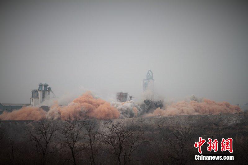 　2014年2月17日，石家莊市再次啟動(dòng)壓減水泥過(guò)剩產(chǎn)能、治理大氣污染水泥企業(yè)集中爆破拆除行動(dòng)。