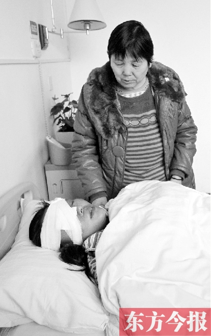 17日，52歲的王美蘭在做完眼角膜移植手術(shù)后躺在病床上休息