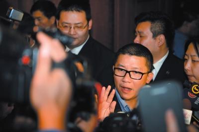 3月10日23時許，與馬航失聯(lián)航班部分乘客家屬乘坐同一航班的乘客在北京首都機(jī)場辦理值機(jī)手續(xù)。新華社