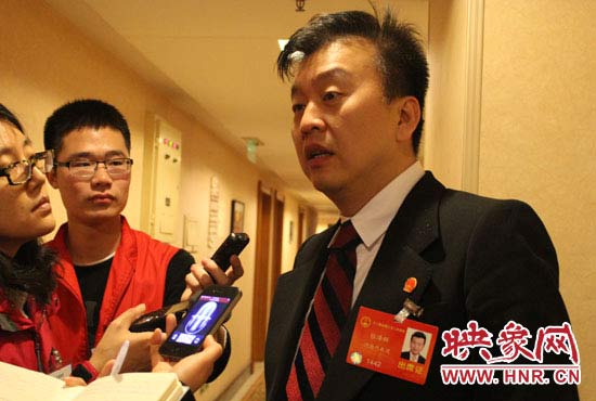 全國(guó)人大代表、中央電視臺(tái)綜藝頻道節(jié)目組主持人、河南省青聯(lián)榮譽(yù)副主席張澤群
