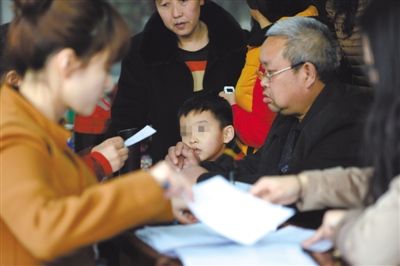 昨日，家長為服用藥品的幼兒登記參加體檢。西安兩所幼兒園長期給園內(nèi)幼兒集體服用“病毒靈”。